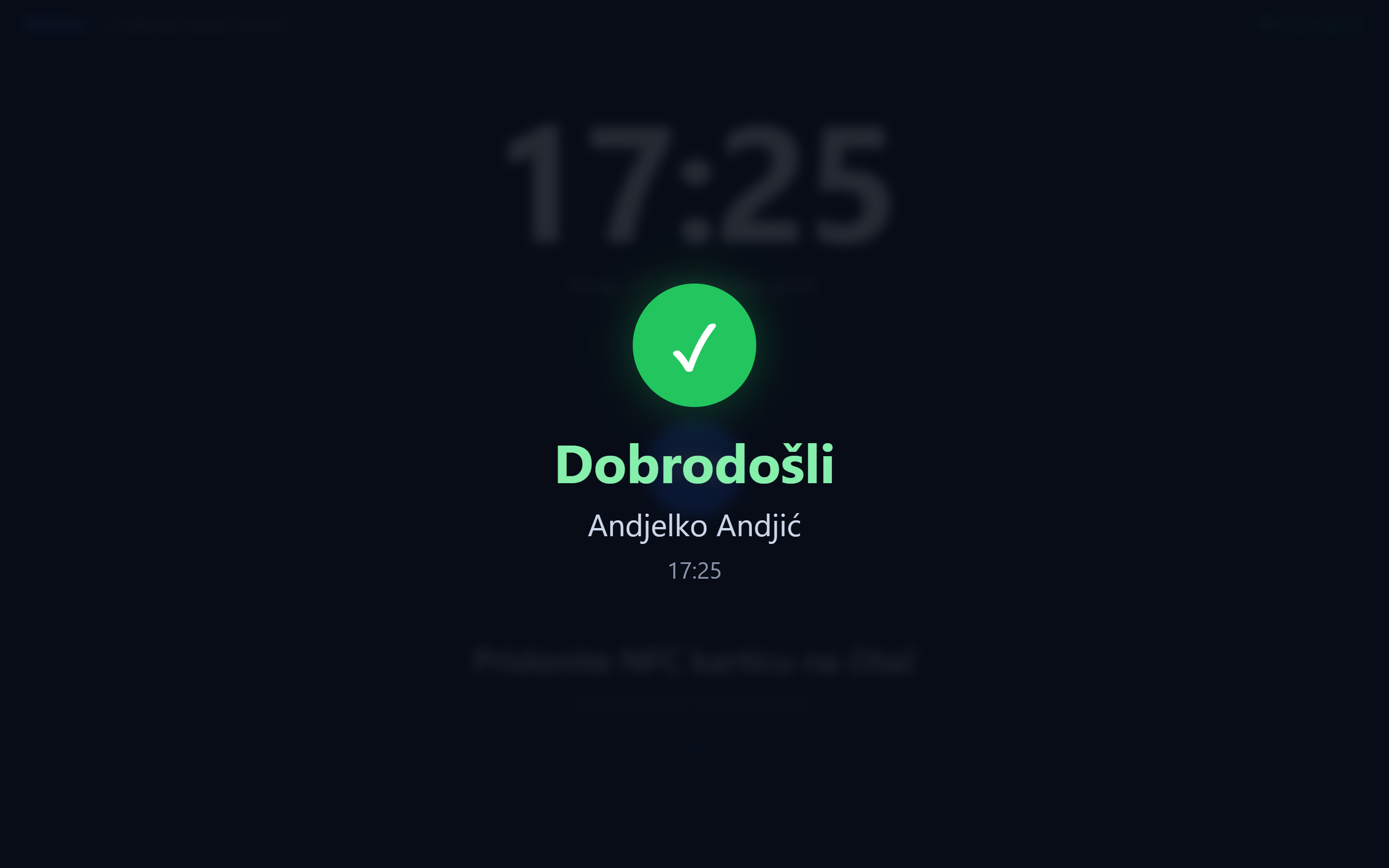 WorkTap kiosk prikazuje zelenu potvrdu, pozdrav Dobrodošli, ime radnika i vreme dolaska